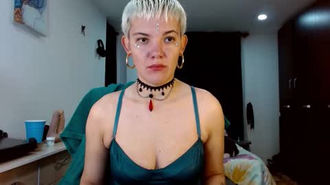 Snapshot of mackenziemoon chatting on 03/01/26, 10:56 Noah Askew online show from 03/01/26, 10:56