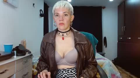 Snapshot of mackenziemoon chatting on 03/02/26, 05:08 Noah Askew online show from 03/02/26, 05:08