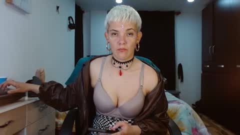 Snapshot of mackenziemoon chatting on 03/02/26, 07:15 Noah Askew online show from 03/02/26, 07:15