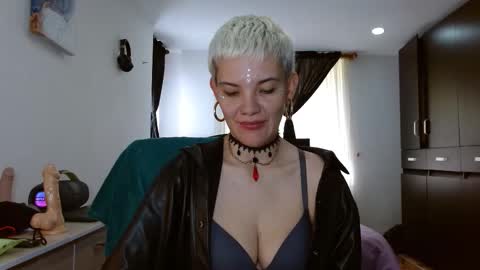 Snapshot of mackenziemoon chatting on 03/03/26, 03:18 Noah Askew online show from 03/03/26, 03:18