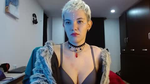 Snapshot of mackenziemoon chatting on 03/13/26, 01:01 Noah Askew online show from 03/13/26, 01:01