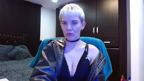 Snapshot of mackenziemoon chatting on 03/26/26, 05:57 Noah Askew online show from 03/26/26, 05:57