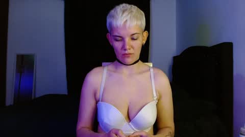 Snapshot of mackenziemoon chatting on 04/08/26, 05:40 Noah Askew online show from 04/08/26, 05:40