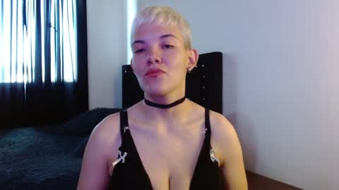 Snapshot of mackenziemoon chatting on 04/11/26, 07:18 Noah Askew online show from 04/11/26, 07:18