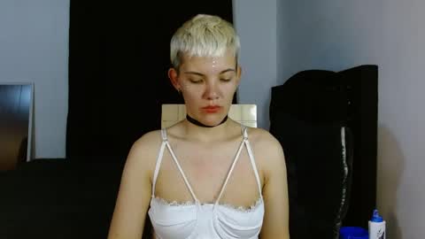 Snapshot of mackenziemoon chatting on 04/25/26, 05:32 Noah Askew online show from 04/25/26, 05:32