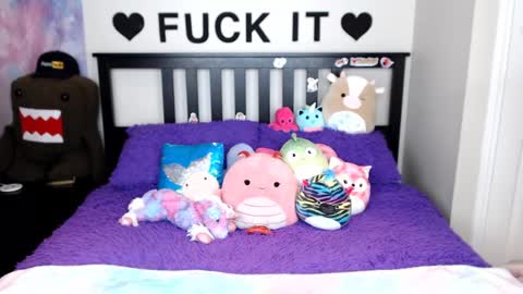 Mackenzie Wolfe online show from 10/10/25, 03:38