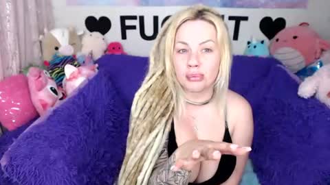 Snapshot of mackenziewolfe chatting on 07/15/26, 04:18 Mackenzie Wolfe online show from 07/15/26, 04:18