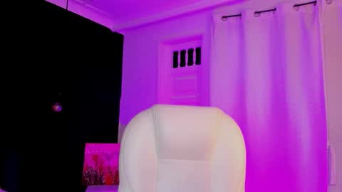 Snapshot of madame_lilith chatting on 12/21/25, 11:28 madame lilith online show from 12/21/25, 11:28