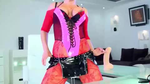 Snapshot of madamexxx777 chatting on 11/28/25, 02:36 MadameXXX777 online show from 11/28/25, 02:36