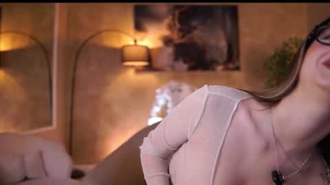 Snapshot of maddiebryggs chatting on 12/14/25, 09:58 Maddie online show from 12/14/25, 09:58