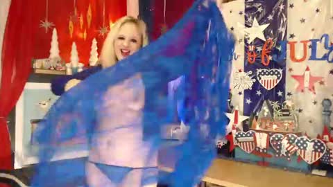 Snapshot of maddisonrae76 chatting on 06/11/26, 02:53 MaddisonRae online show from 06/11/26, 02:53