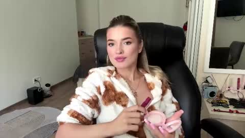 Snapshot of madelenequirk chatting on 07/08/26, 09:14 Alisa online show from 07/08/26, 09:14