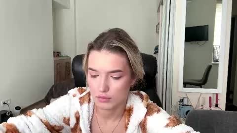 Snapshot of madelenequirk chatting on 07/10/26, 06:17 Alisa online show from 07/10/26, 06:17