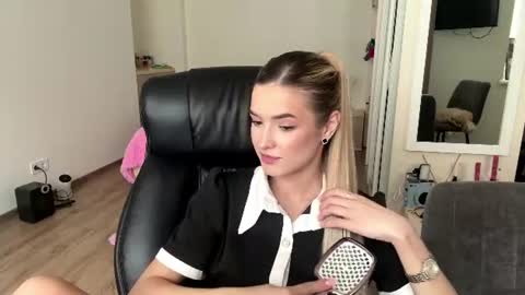 Snapshot of madelenequirk chatting on 07/14/26, 09:03 Alisa online show from 07/14/26, 09:03