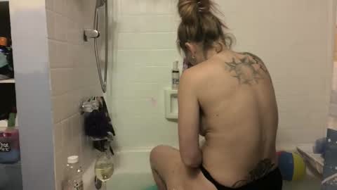 Snapshot of madie_ray chatting on 04/27/26, 02:42 Madie Ray online show from 04/27/26, 02:42