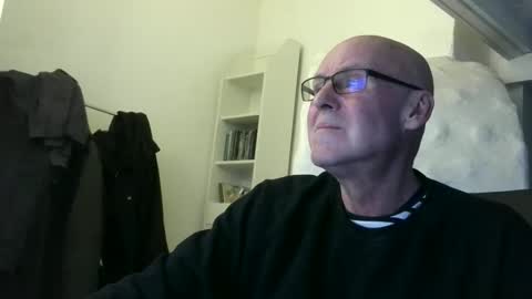 Snapshot of madio1187940 chatting on 12/23/25, 01:58 madio1187940 online show from 12/23/25, 01:58