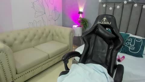 Snapshot of madison_saenzz chatting on 02/14/26, 07:43 M A D I S O N online show from 02/14/26, 07:43