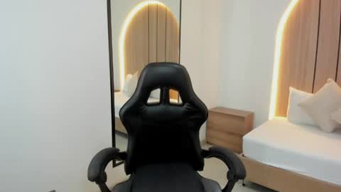 Snapshot of madison_saenzz chatting on 04/15/26, 08:09 M A D I S O N online show from 04/15/26, 08:09