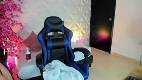 Snapshot of madison_saenzz chatting on 07/11/26, 07:27 M A D I S O N online show from 07/11/26, 07:27