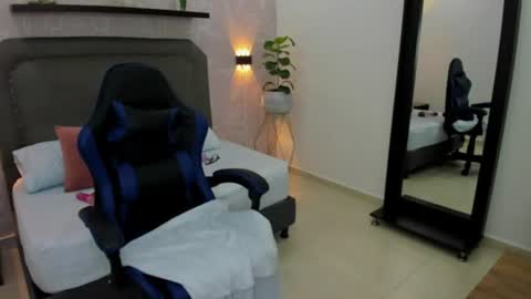 Snapshot of madison_saenzz chatting on 07/18/26, 09:29 M A D I S O N online show from 07/18/26, 09:29