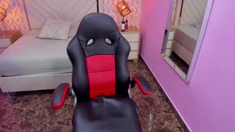 Snapshot of madisonclain chatting on 11/21/25, 03:27 madisonclain online show from 11/21/25, 03:27