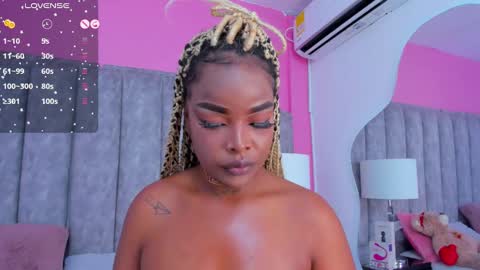 Snapshot of madissonlopez chatting on 01/01/25, 11:18 Madisson Lopez online show from 01/01/25, 11:18