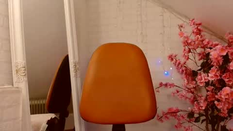 Leena online show from 03/02/25, 11:20