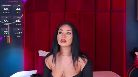 Snapshot of madyluxx chatting on 11/29/25, 08:23 MadyLuxx online show from 11/29/25, 08:23