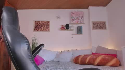 Snapshot of maeeve_ chatting on 02/10/26, 02:21 Maeve schedule 11 am- 530 pm colombia time online show from 02/10/26, 02:21