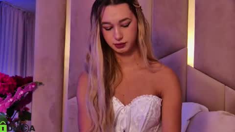 Snapshot of maevedream chatting on 10/21/25, 06:30 M. online show from 10/21/25, 06:30