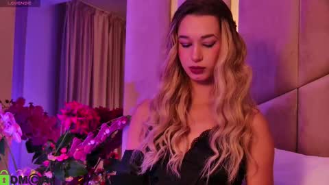 Snapshot of maevedream chatting on 10/22/25, 06:29 M. online show from 10/22/25, 06:29