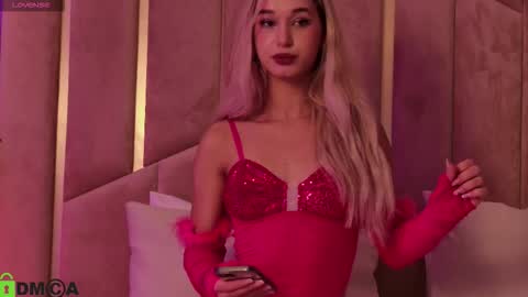 Snapshot of maevedream chatting on 11/14/25, 07:23 M. online show from 11/14/25, 07:23