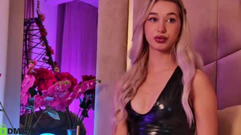 Snapshot of maevedream chatting on 11/26/25, 07:37 M. online show from 11/26/25, 07:37