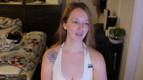 Snapshot of maevivant chatting on 02/11/26, 04:01 Mae online show from 02/11/26, 04:01