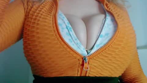 Snapshot of maggielandrin chatting on 01/27/25, 02:20 Maggie   online show from 01/27/25, 02:20