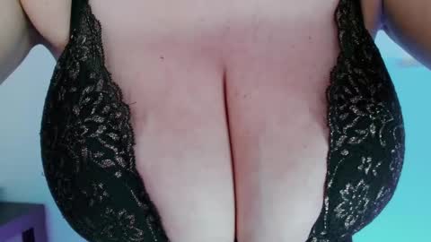 Snapshot of maggielandrin chatting on 02/02/25, 09:51 Maggie   online show from 02/02/25, 09:51