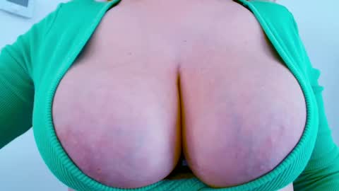 Snapshot of maggielandrin chatting on 11/12/25, 11:54 Maggie online show from 11/12/25, 11:54