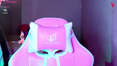 Snapshot of magicladyy chatting on 11/20/25, 10:20 Angel online show from 11/20/25, 10:20