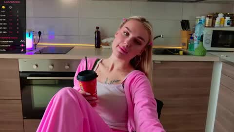 Snapshot of magiclovexo chatting on 04/15/26, 06:20 MagicLove online show from 04/15/26, 06:20