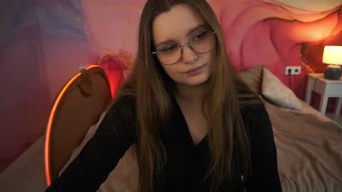 Snapshot of magicpeachhs chatting on 09/23/25, 08:17 Emily online show from 09/23/25, 08:17