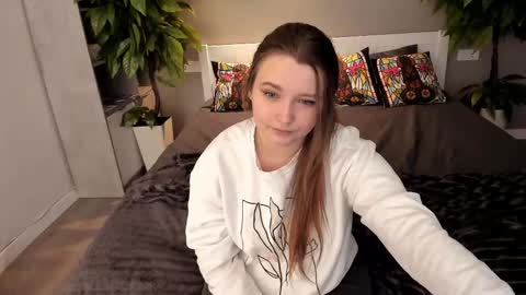 Snapshot of magicpeachhs chatting on 10/09/25, 01:53 Emily online show from 10/09/25, 01:53