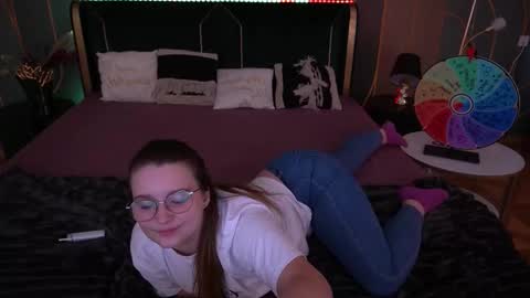Snapshot of magicpeachhs chatting on 10/10/25, 01:21 Emily online show from 10/10/25, 01:21