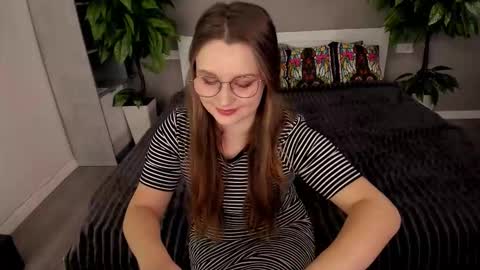 Snapshot of magicpeachhs chatting on 10/15/25, 12:27 Emily online show from 10/15/25, 12:27