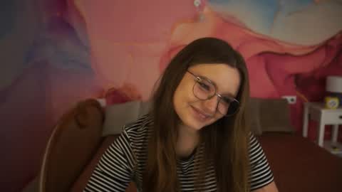 Snapshot of magicpeachhs chatting on 10/16/25, 08:59 Emily online show from 10/16/25, 08:59