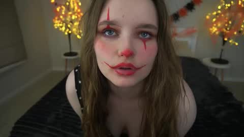 Snapshot of magicpeachhs chatting on 10/17/25, 06:05 Emily online show from 10/17/25, 06:05