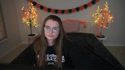 Snapshot of magicpeachhs chatting on 10/20/25, 12:27 Emily online show from 10/20/25, 12:27