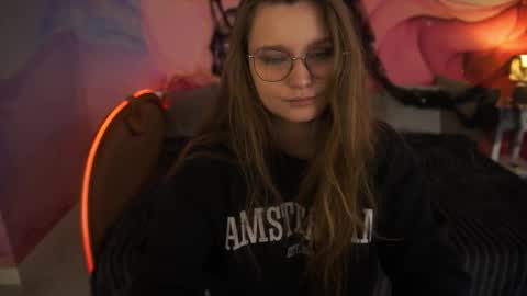 Snapshot of magicpeachhs chatting on 10/21/25, 05:41 Emily online show from 10/21/25, 05:41