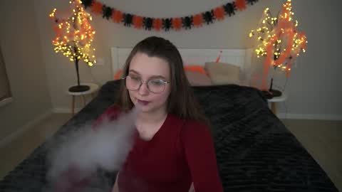 Snapshot of magicpeachhs chatting on 10/22/25, 01:11 Emily online show from 10/22/25, 01:11