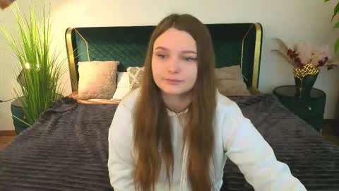 Snapshot of magicpeachhs chatting on 03/25/26, 07:36 Emily online show from 03/25/26, 07:36