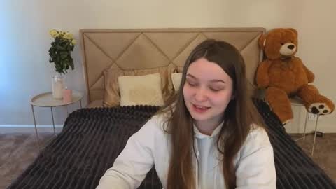 Snapshot of magicpeachhs chatting on 03/26/26, 07:03 Emily online show from 03/26/26, 07:03